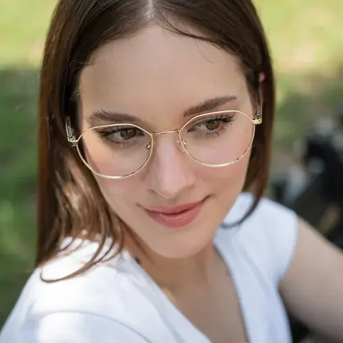 mujer joven usando lentes axess one